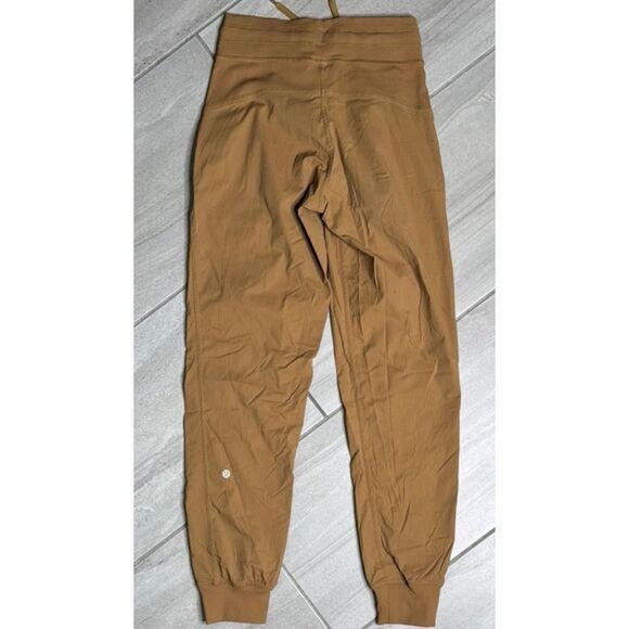 Lululemon Dance Studio Mid-Rise Jogger
Full Length in Kaki Size 8 - Picture 5 of 6